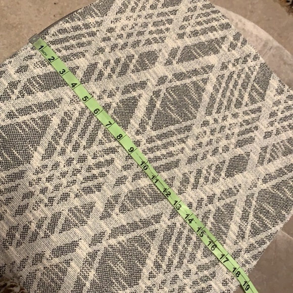 Ann Taylor white/ black fully lined stretchy skirt - Picture 9 of 10